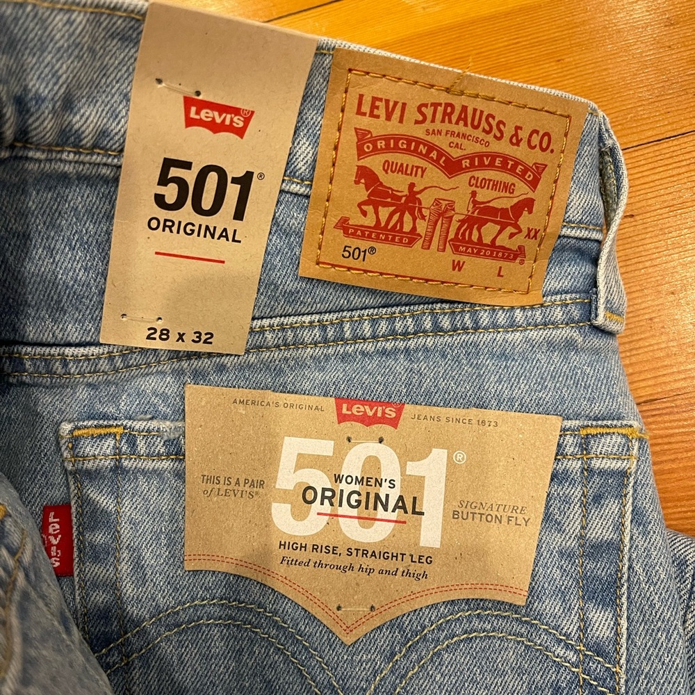 LEVI’S • 501 Original High Rise Straight Leg